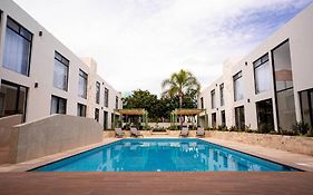 La Posada Hotel y Suites