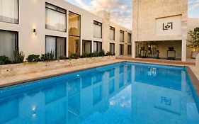 La Posada Hotel y Suites